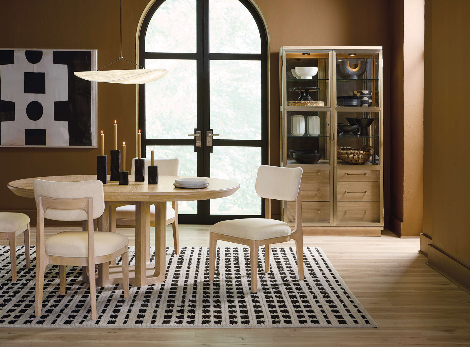 Banyon Bay Round Dining Table with One 18-inch Leaf